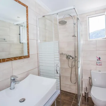 Laura House Apartman Alikész